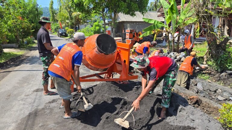 Personel Satuan Tugas (Satgas) dari Yonarmed 8/Uddhata Yudha terlihat bahu-membahu melanjutkan pekerjaan pembangunan Drainase bersama warga Dusun Kerajan I B, Desa Lebakharjo