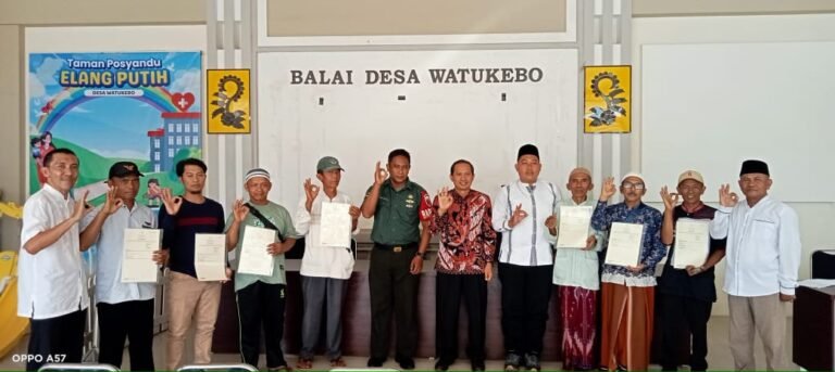 Babinsa Koramil 0825/15 Wongsorejo Dampingi Penyerahan Sertifikat tanah Program Tora 