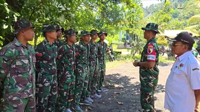 Letkol Czi Bayu Nugroho, memberikan pengarahan langsung kepada anggota Satgas TMMD di lokasi kegiatan