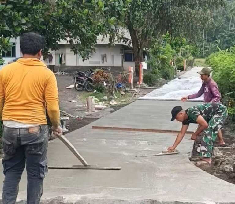Semangat gotong royong antara Satgas TMMD ke-126 dan masyarakat Dusun Krajan 1A terus mengalir dalam pengerjaan rabat beton yang menjadi salah satu sasaran fisik pada program TMMD 126 Lebakharjo