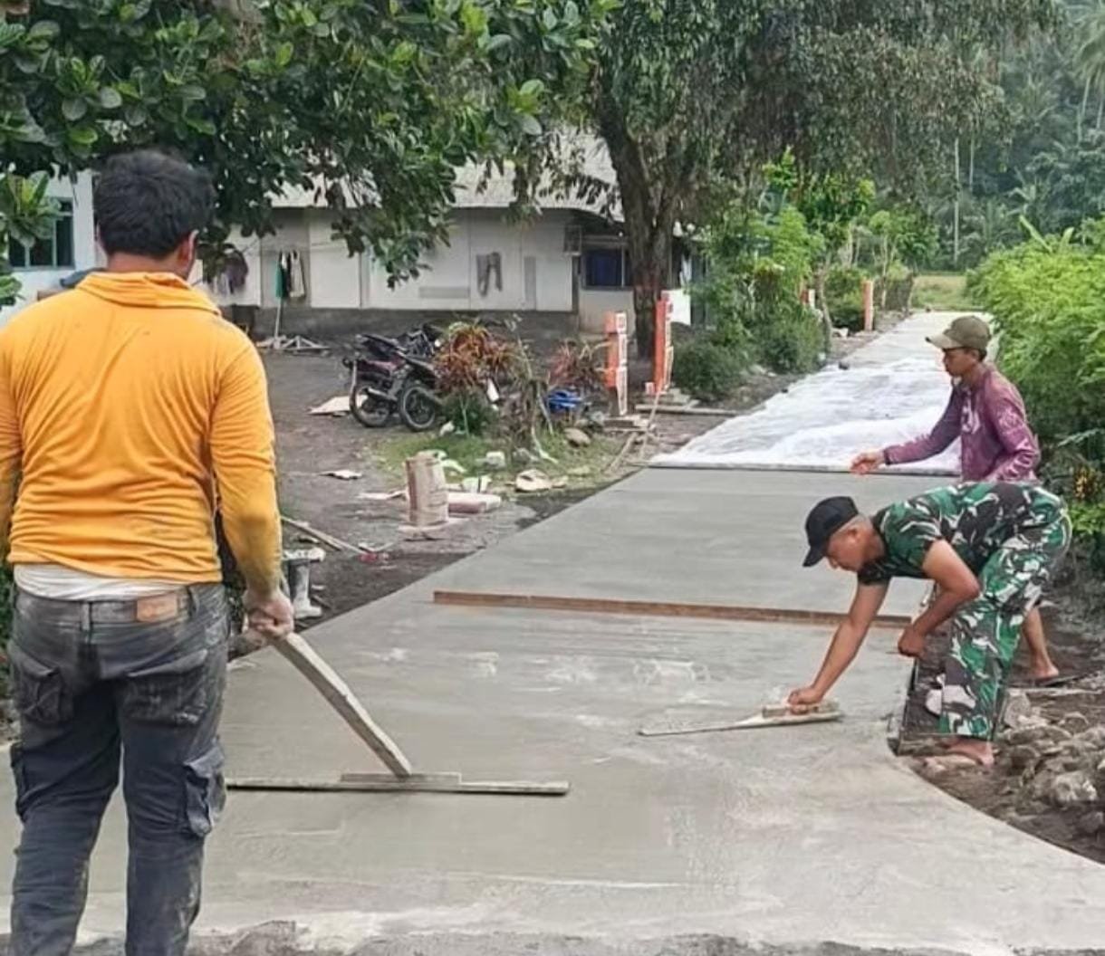 Semangat gotong royong antara Satgas TMMD ke-126 dan masyarakat Dusun Krajan 1A terus mengalir dalam pengerjaan rabat beton yang menjadi salah satu sasaran fisik pada program TMMD 126 Lebakharjo