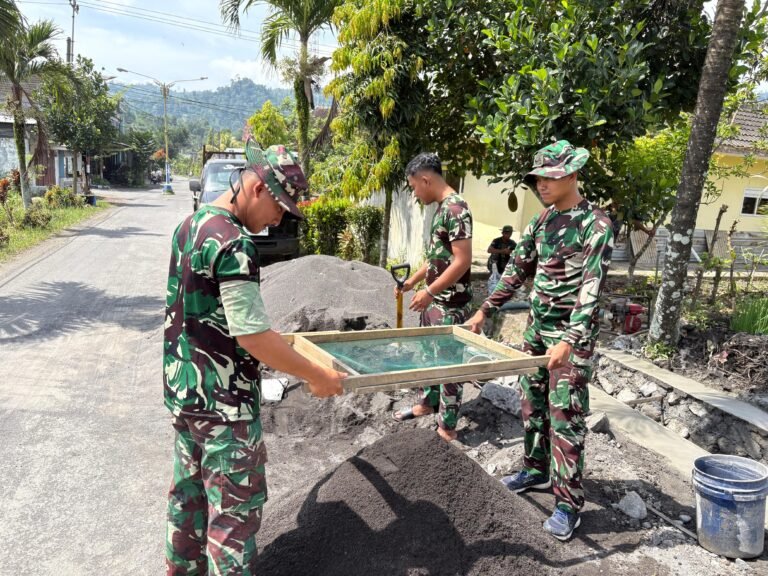 Suara Ayakan Pasir Jadi Simfoni Gotong Royong: Satgas TMMD 126 Percepat Pembangunan Drainase di Lebakharjo, Malang
