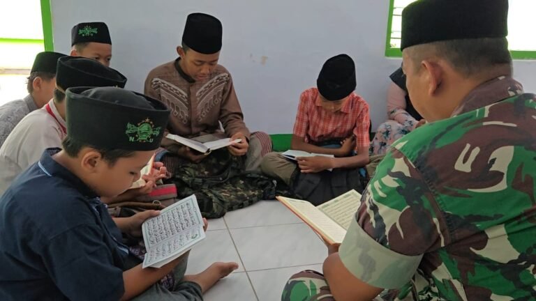 semangat kebersamaan antara TNI dan masyarakat terus terjalin erat. Salah satu wujudnya terlihat ketika Sertu Edi
