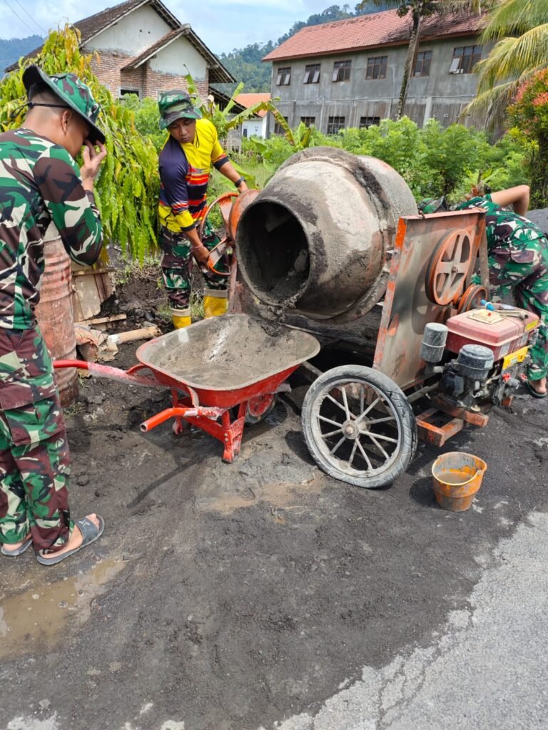 Hingga pekan ini, Satuan Yonzipur 5/Abw berhasil menuntaskan sekitar 75 persen pekerjaan drainase di Dusun Karajan 1B, Desa Lebakharjo, Kecamatan Ampelgading, Kabupaten Malang
