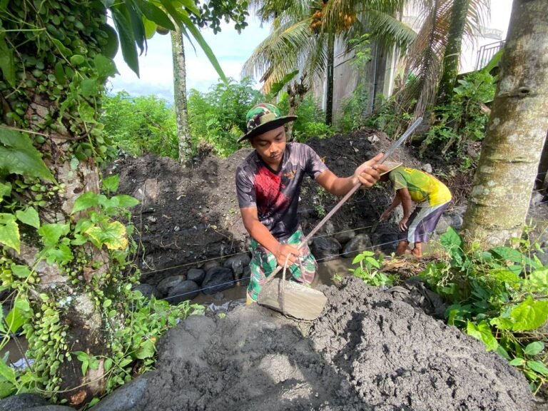 personel Yonzipur 5/Abw bersama prajurit Kodim 0818 dan masyarakat Dusun Krajan 1B, Desa Lebakharjo, Kecamatan Ampelgading, Kabupaten Malang, melanjutkan pekerjaan pembangunan saluran drainase yang menjadi salah satu sasaran fisik utama program TMMD tahun ini