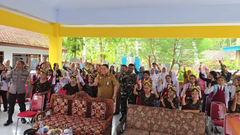 Dinas Perikanan Kabupaten Malang melaksanakan sosialisasi Gerakan Masyarakat Makan Ikan (Gemarikan) di Balai Desa Lebakharjo