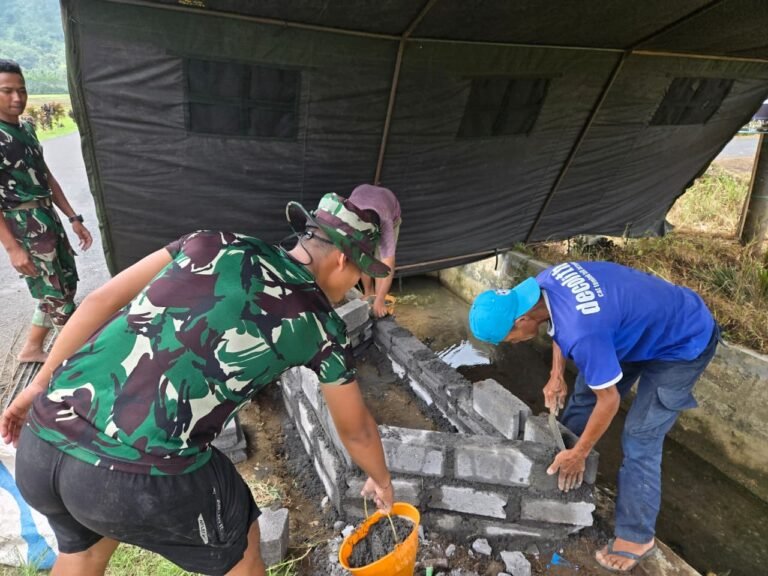 Satgas TMMD Ke-126 Kodim 0818/Malang-Batu yang berasal dari Satuan Yonzipur 5/Abw melaksanakan pembangunan Monumen TMMD di Dusun Krajan 1B, Desa Lebakharjo, Kecamatan Ampelgading, Kabupaten Malang