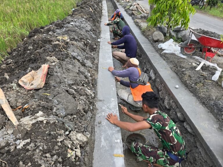 Satuan Angkatan Udara Republik Indonesia (AURI) turut melanjutkan pekerjaan saluran drainase yang telah mencapai 85 persen pengerjaannya
