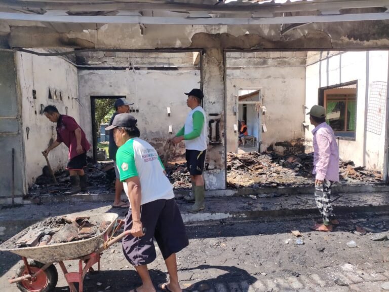 Babinsa Turut Serta dalam Pembersihan Pasca Kebakaran di Desa Kaligondo