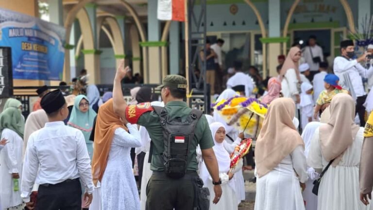 Harmoni Tiga Pilar: Babinsa dan Bhabinkamtibmas Hadiri Peringatan Maulid Nabi di Banyuwangi, Diikuti Langsung Bupati Via Zoom