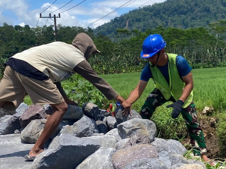 Dalam rangka mendukung peningkatan sektor pertanian, anggota Satgas TNI Manunggal Membangun Desa (TMMD) ke-126 Kodim 0818/Malang-Batu terus menunjukkan semangat pengabdian di Desa Lebakharjo, Kecamatan Ampelgading, Kabupaten Malang. Salah satu kegiatan yang dilakukan yaitu penataan batu untuk peningkatan aliran air pertanian yang dikerjakan bersama masyarakat setempat