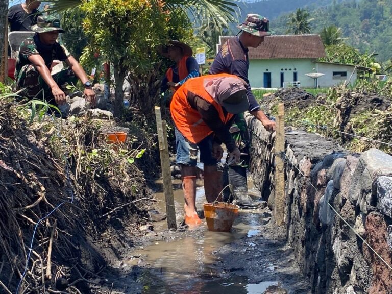 Malang – Dalam rangka mendukung kelancaran program TNI Manunggal Membangun Desa (TMMD) ke-126, Satgas TMMD Kodim 0818/Malang-Batu terus melaksanakan kegiatan fisik berupa pembangunan drainase di Dusun Krajan, Desa Lebakharjo, Kecamatan Ampelgading, Kabupaten Malang. Kegiatan ini bertujuan untuk melakukan normalisasi aliran air agar tidak terjadi genangan maupun banjir ketika musim hujan tiba.