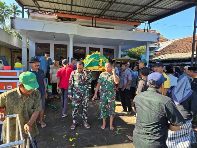Satgas TNI Manunggal Membangun Desa (TMMD) ke-126 Kodim 0818/Malang-Batu menunjukkan kepedulian sosial yang tinggi dengan menghadiri takziah salah satu warga yang meninggal dunia