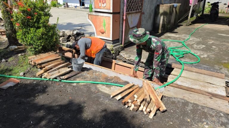 Semangat TNI Manunggal Membangun Desa (TMMD) ke-126 Kodim 0818/Malang-Batu terus berkobar di Dusun Krajan