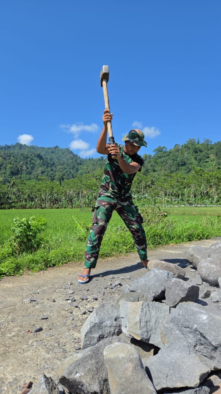 Keterbatasan Bukan Halangan: Prajurit TMMD Bangun Irigasi demi Harapan Petani Lebakharjo