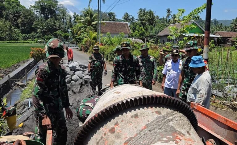 Letkol Czi Bayu Nugroho, turun langsung ke lapangan untuk meninjau progres pembangunan drainase di Dusun Krajan 1B