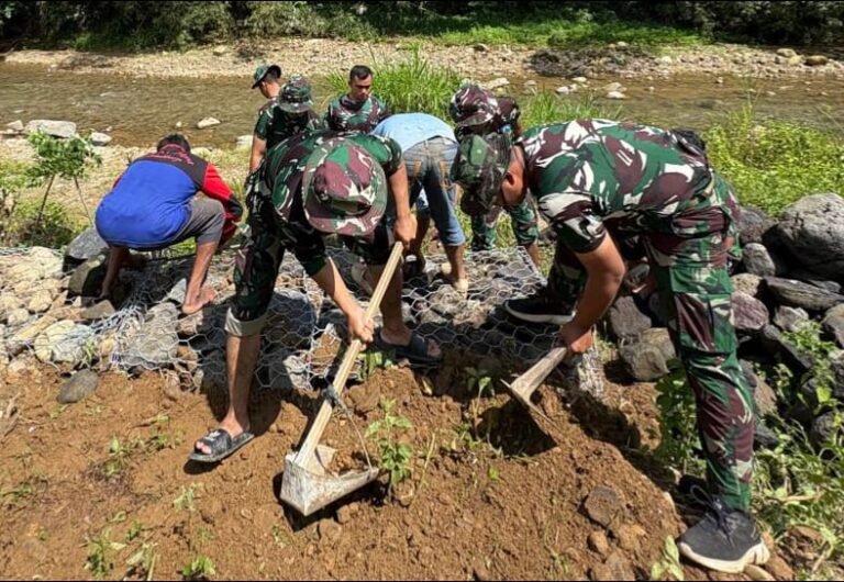 ‎Perkuat Tebing Sungai Lebakharjo Dari Semangat Kebersamaan