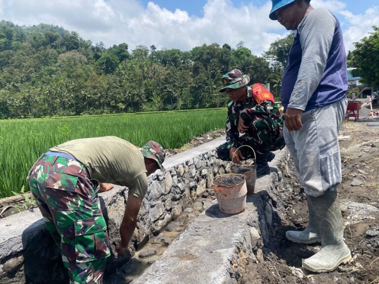 Semangat gotong royong dan kepedulian sosial terpancar jelas Satuan Tugas (Satgas) TNI Manunggal Membangun Desa (TMMD) Ke-126 Kodim 0818/Malang-Batu dari kesatuan Armed 8/Udhata Yudha terus melanjutkan pekerjaan pembangunan drainase vital