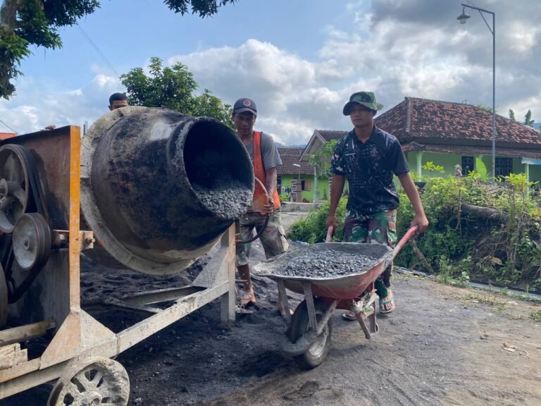 Semangat gotong royong dan kepedulian sosial terpancar jelas Satuan Tugas (Satgas) TNI Manunggal Membangun Desa (TMMD) Ke-126 Kodim 0818/Malang-Batu dari kesatuan Armed 8/Udhata Yudha terus melanjutkan pekerjaan pembangunan drainase vital