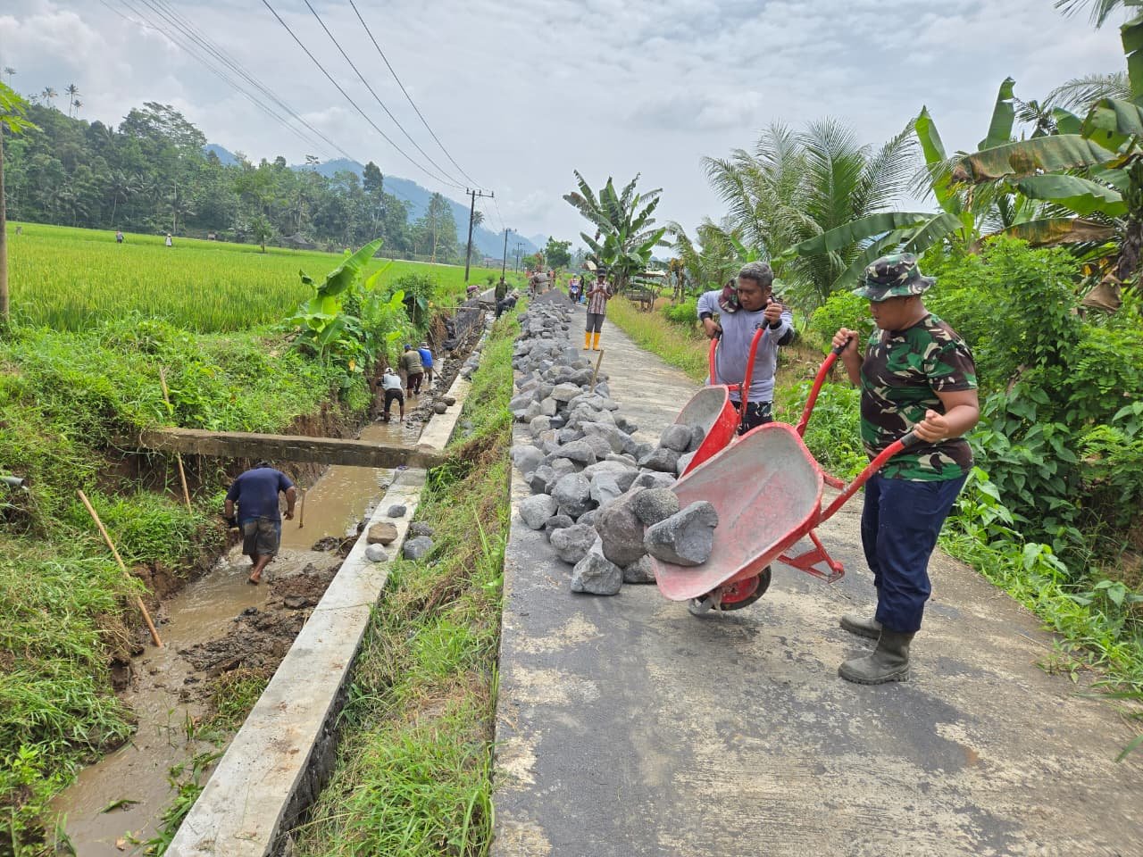 uara Batu yang jatuh berpadu dengan tawa warga terdengar akrab di Dusun Krajan II, Desa Lebakharjo, Kecamatan Ampelgading. Di bawah teriknya matahari, personel Satuan Angkatan Laut (TNI AL) bersama Kodim 0818/Malang-Batu dan masyarakat setempat bahu-membahu melanjutkan pekerjaan saluran irigasi dalam program TMMD ke-126