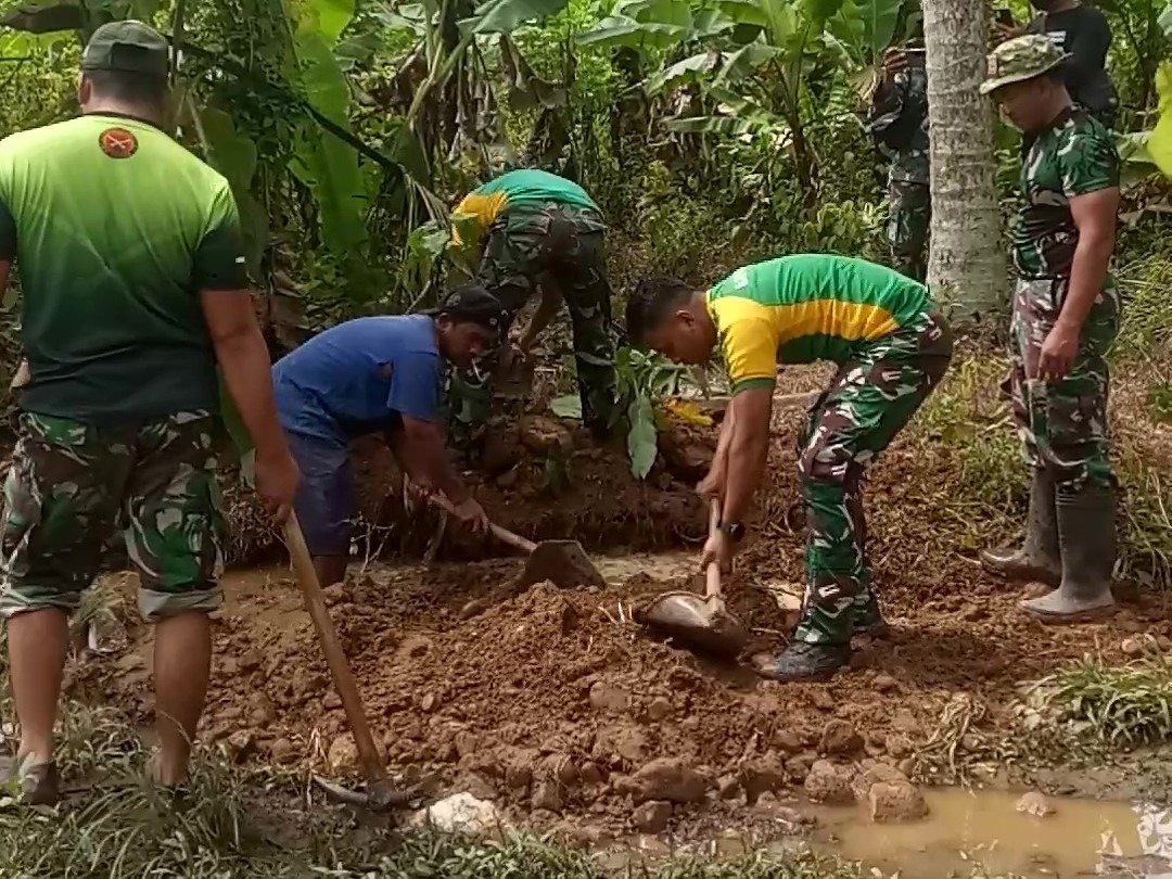atgas TNI Manunggal Membangun Desa (TMMD) ke-126 Tahun 2025 terus mempercepat penyelesaian sejumlah sasaran fisik. Salah satu kegiatan yang kini dikebut adalah pemasangan sisa pipa air bersih di Dusun Sukomaju B, Desa Lebakharjo, Kabupaten Malang