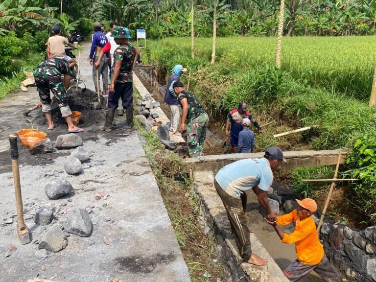 Anggota Satgas TNI Manunggal Membangun Desa (TMMD) ke-126 Kodim 0818/Malang-Batu terus menunjukkan dedikasi tinggi dalam melaksanakan pekerjaan peningkatan saluran irigasi di Desa Lebakharjo, Kecamatan Ampelgading, Kabupaten Malang