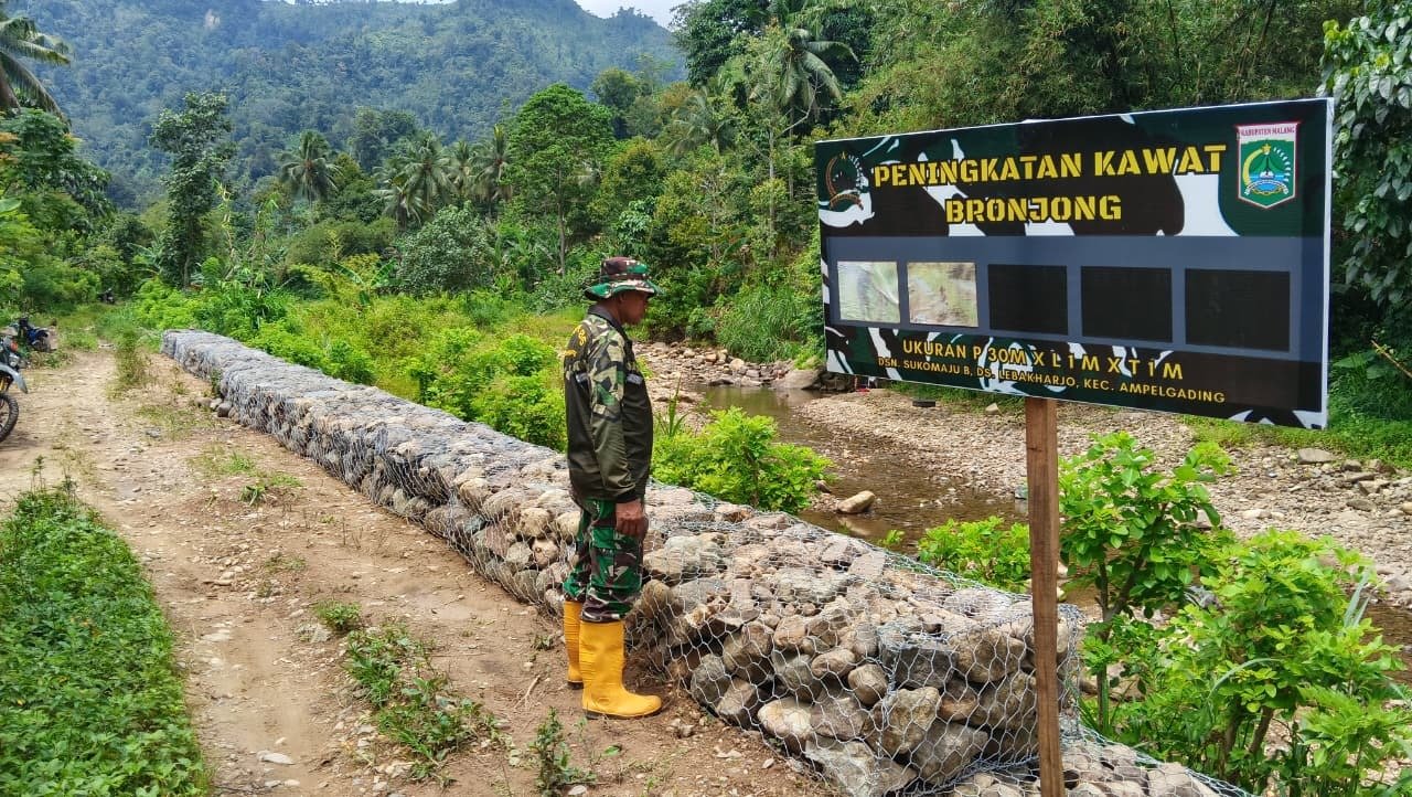Satuan Tugas (Satgas) TNI Manunggal Membangun Desa (TMMD) ke-126 di Desa Lebakharjo, Kecamatan Ampelgading, Kabupaten Malang, terus memacu penyelesaian sasaran fisik menjelang berakhirnya program