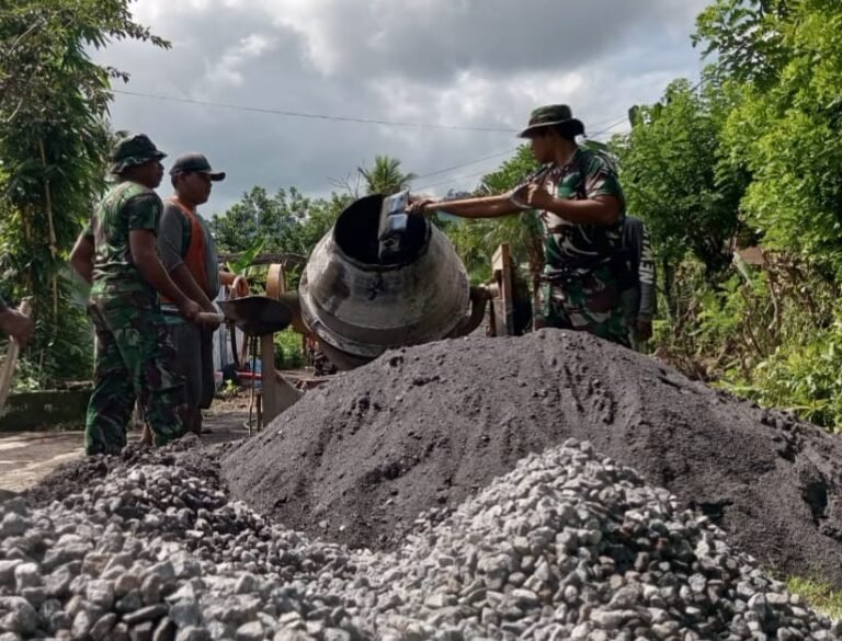 tengah teriknya matahari dan medan berlumpur, semangat anggota Satgas TNI Manunggal Membangun Desa (TMMD) ke-126 di Desa Lebakharjo