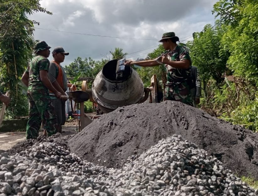 tengah teriknya matahari dan medan berlumpur, semangat anggota Satgas TNI Manunggal Membangun Desa (TMMD) ke-126 di Desa Lebakharjo