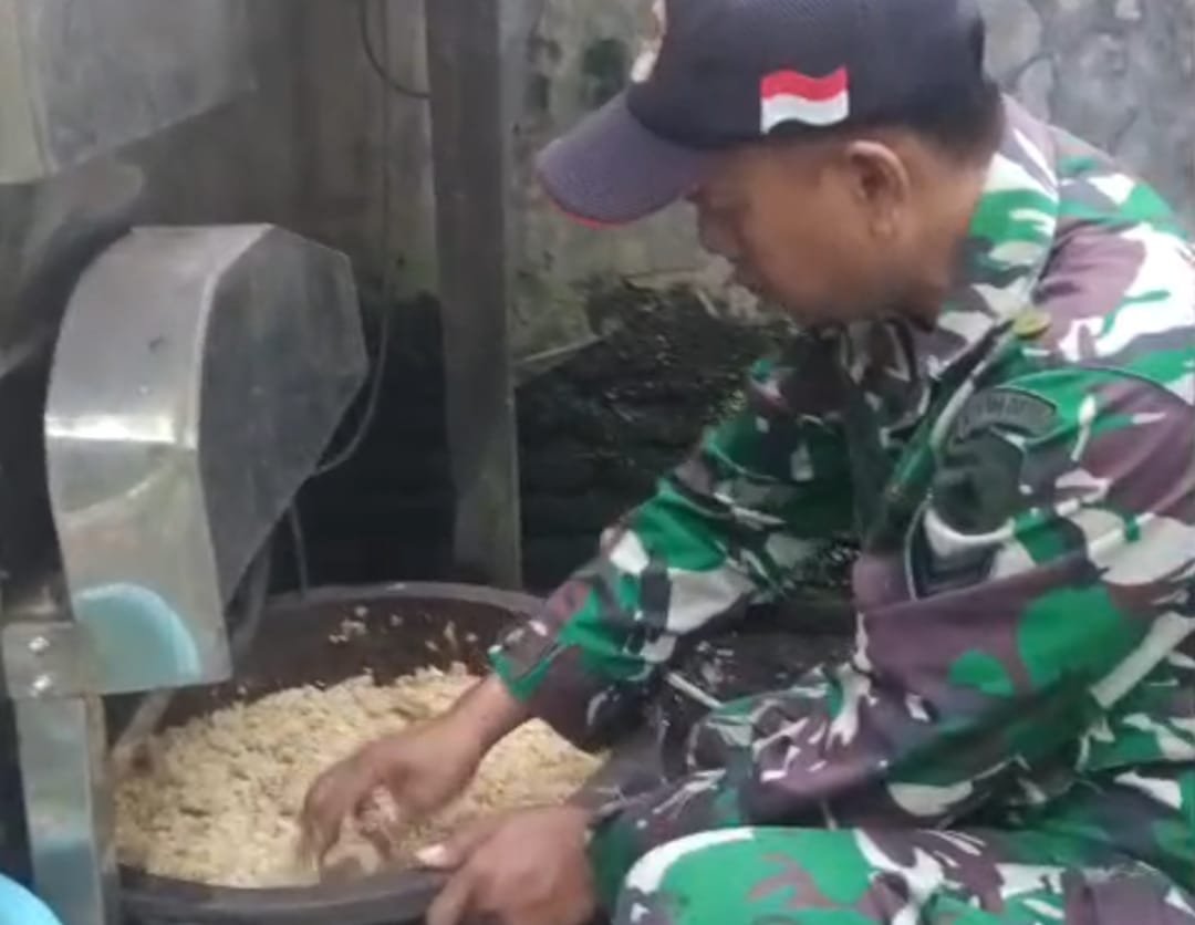 Sejumlah anggota Satgas TMMD ikut membantu proses pembuatan tempe, mulai dari mencuci kedelai hingga tahap fermentasi, bahkan hingga proses distribusi ke beberapa warung di desa tersebut