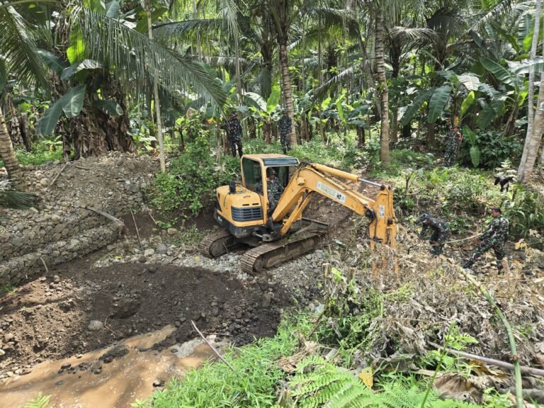 Salah satu kegiatan utama yang sedang dikerjakan yaitu normalisasi saluran irigasi di Dusun Lebaksari, Desa Lebakharjo