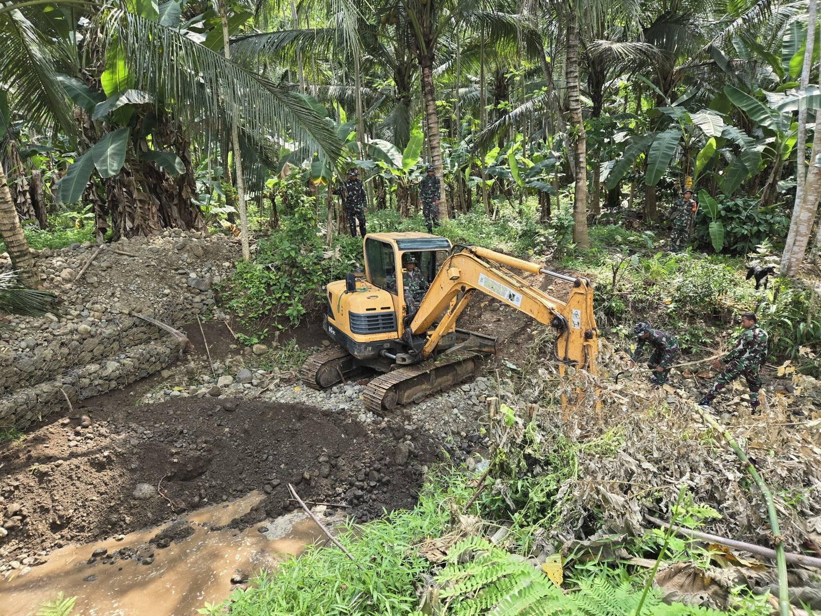 Salah satu kegiatan utama yang sedang dikerjakan yaitu normalisasi saluran irigasi di Dusun Lebaksari, Desa Lebakharjo