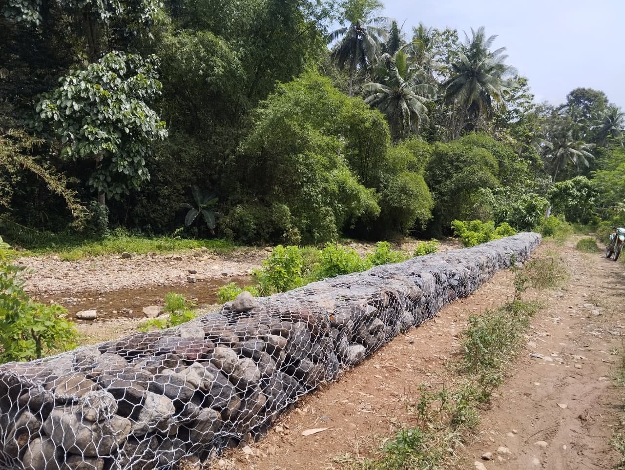 Satgas TMMD 126 Tahun 2025 Yonarmed 1 Selesaikan Pemasangan Bronjong di Sungai Sengkaring