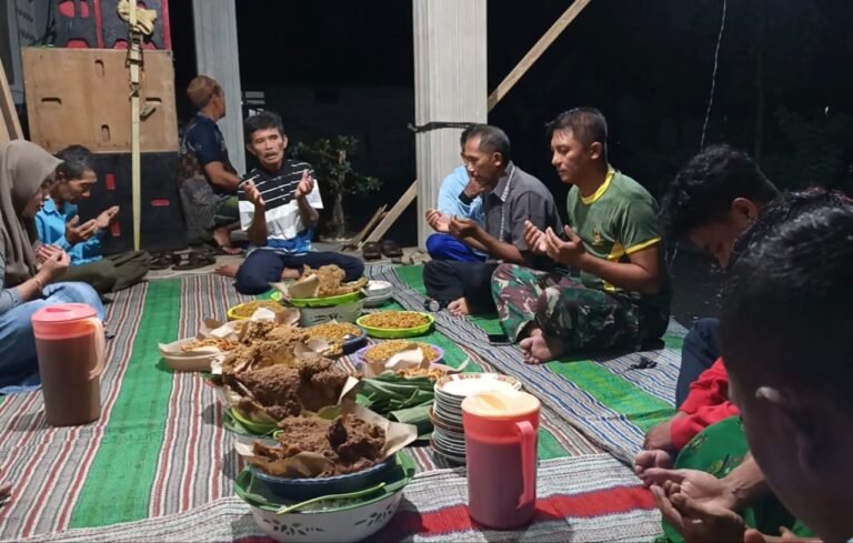 syukuran sederhana sebagai ungkapan rasa syukur atas selesainya pekerjaan rabat beton jalan usaha tani