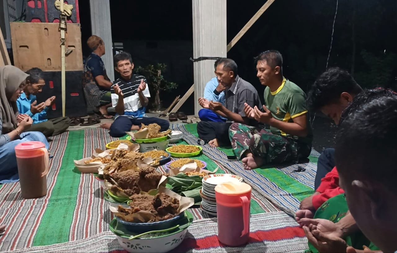 syukuran sederhana sebagai ungkapan rasa syukur atas selesainya pekerjaan rabat beton jalan usaha tani