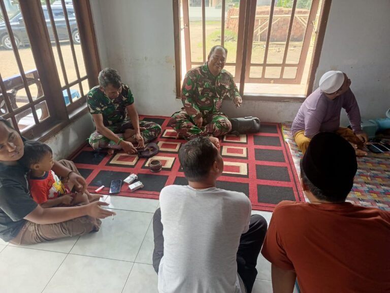 Bangun Kebersamaan, Babinsa Koramil 0825/15 Wongsorejo Gelar Komsos Bareng Tokoh Masyarakat