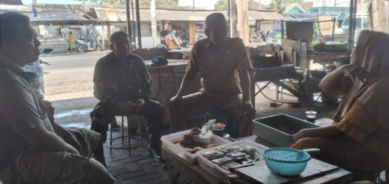 Hangatnya Silaturahmi Babinsa Koramil 0825/15 Wongsorejo, Cara TNI Menyapa Warga Lewat Komsos