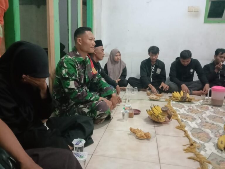 Babinsa Desa Bimorejo Kecamatan Wongsorejo Laksanakan Kegiatan Komunikasi Sosial di Wilayah Binaan
