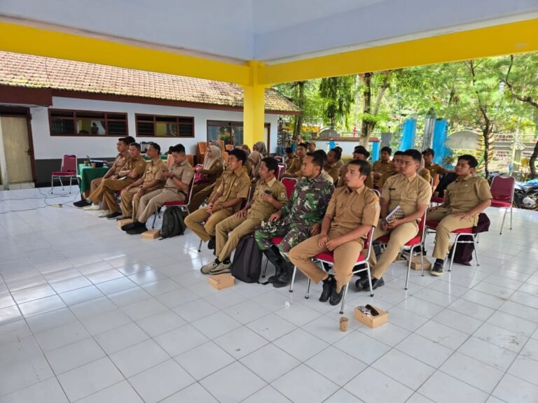 Dinas Komunikasi dan Informatika (Diskominfo) Kabupaten Malang memberikan bimbingan teknis (bimtek) Desa Digital kepada para operator desa se-Kecamatan Ampelgading