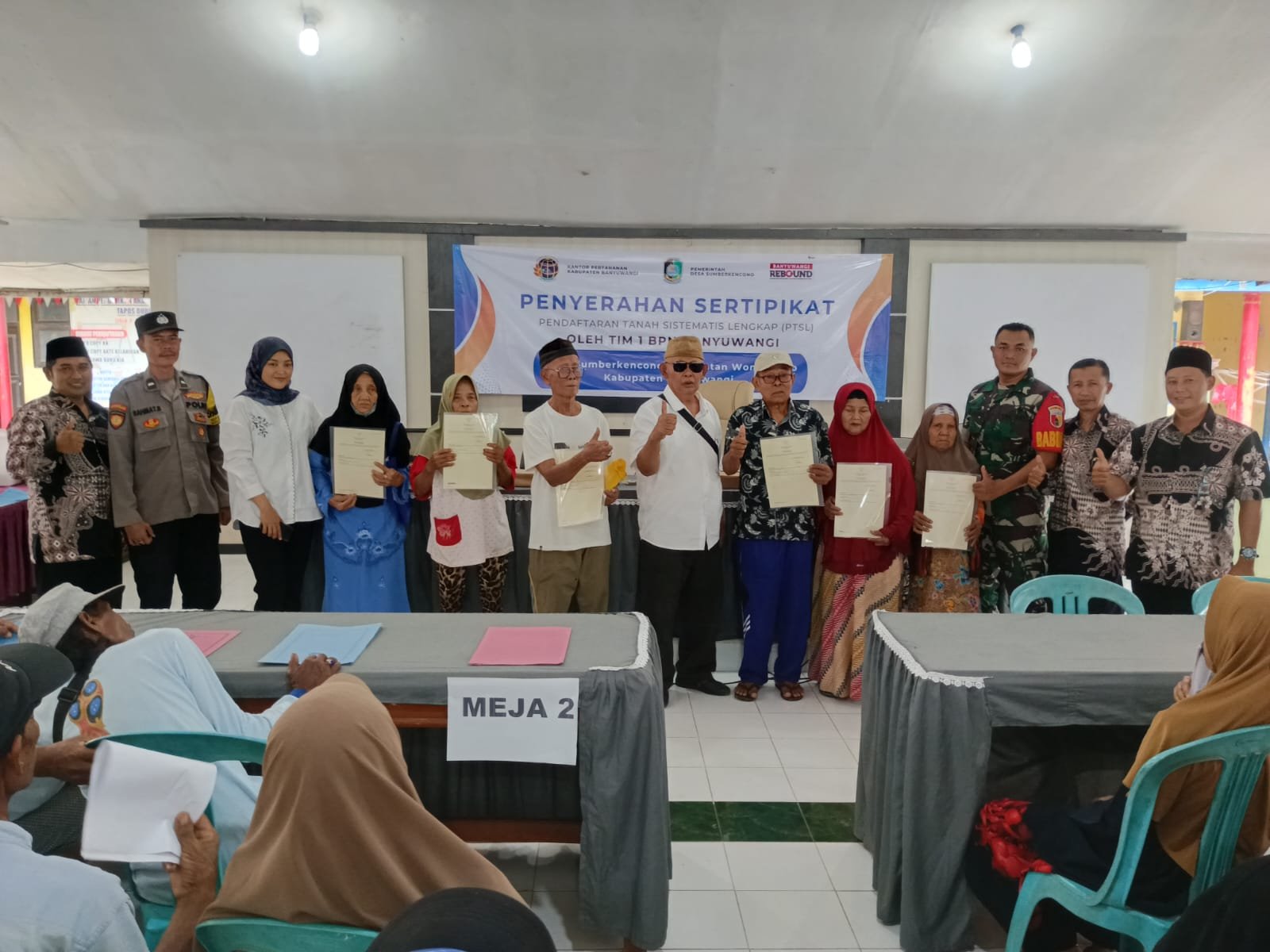 1960 Warga Banyuwangi Terima Sertifikat Tanah, Senyum Mengembang di Balai Desa Sumberkencono