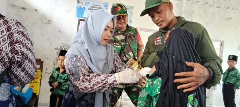 Babinsa dan Nakes Kompak Dampingi Imunisasi 59 Siswa MI Alholili Wongsorejo