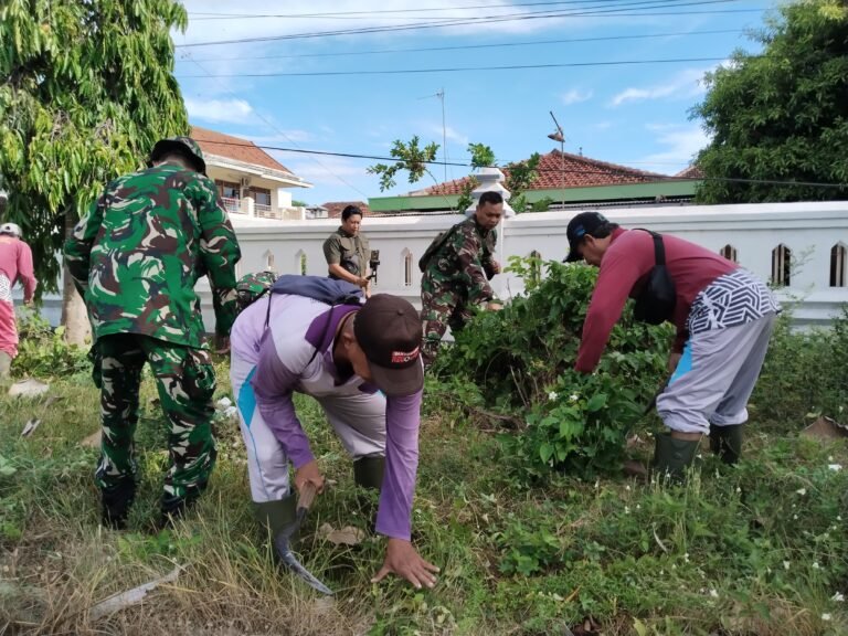 Semangat Juang Tak Pernah Pudar: Prajurit Kodim 0825/Banyuwangi Gelar Karya Bhakti Bersihkan Makam Pahlawan Jelang Hari Pahlawan 2025