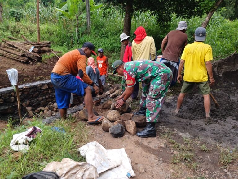 Babinsa Koramil 0825/15 Wongsorejo melaksanakan giat Bhakti TNI di desa binaan