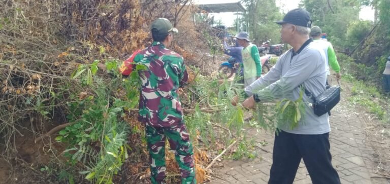 Saling Bahu-Membahu, Warga Possumur Gelar Aksi Bersih Parit Bersama Babinsa