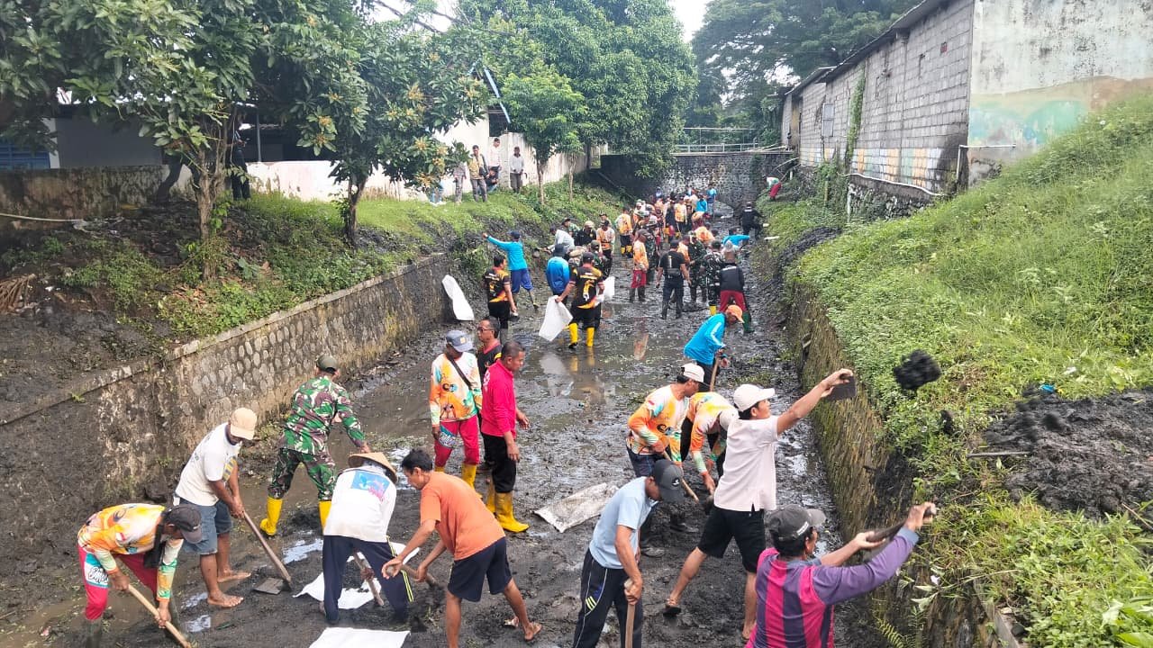 Jelang HUT Korem 083/Bdj, Kodim 0825 Banyuwangi Gelar Karya Bakti Bersihkan Sungai di Pesanggaran