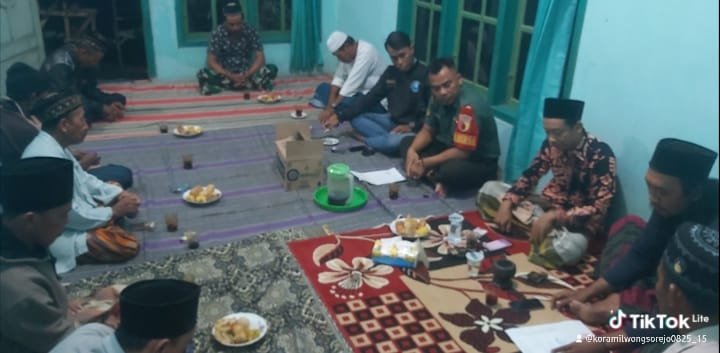 Babinsa Bajulmati Gelar Komsos Malam Hari, Pererat Kedekatan dengan Warga