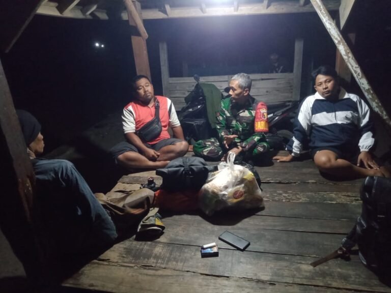 Babinsa Desa Bengkak Gelar Patroli Malam di Dusun Possumur untuk Tingkatkan Keamanan Warga
