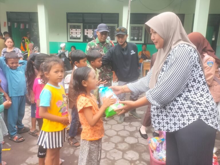 Babinsa Supiturang Dampingi Guru dan Relawan Berbagi Keceriaan untuk Anak-Anak di Pengungsian SDN 04 Supiturang