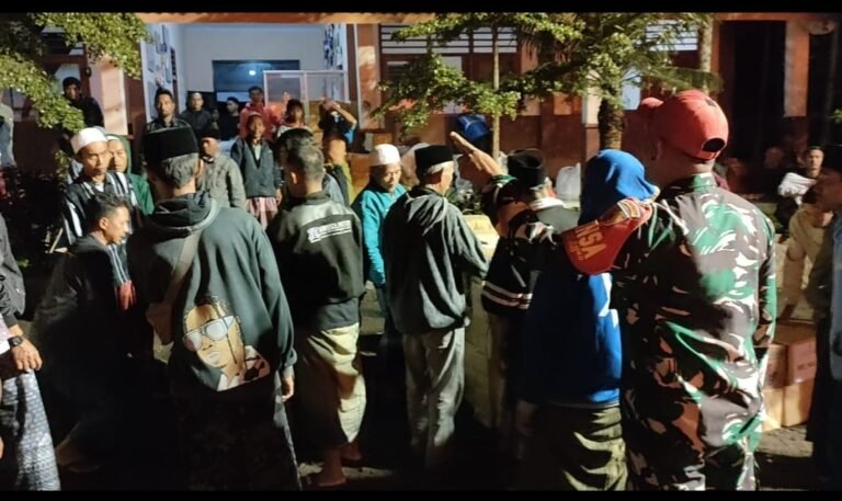 Babinsa Oro-oro Ombo dan Relawan Salurkan Sembako untuk Pengungsi di SMPN 02 Pronojiwo.