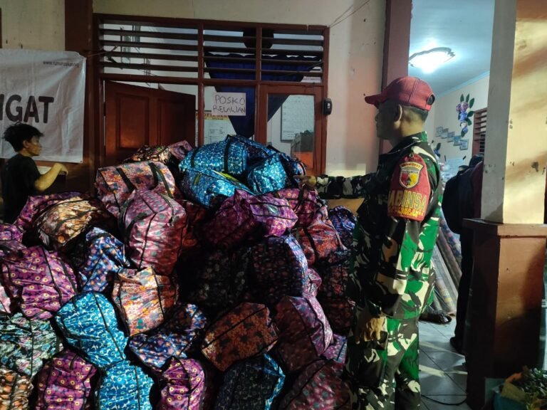 Personel Kodim 0821 Lumajang dan Relawan Kerahkan Kekuatan Bersihkan Material yang Menimbun Rumah Warga